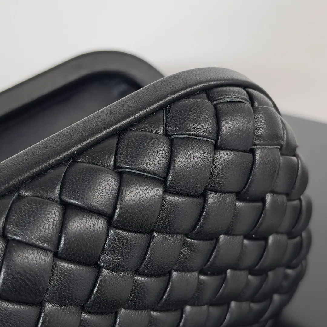 Batch 1860 BV Knot | The classic return of the evening bag. Original leather ➕ Stainless steel hardware ➕ 24k real gold plating ➕ Fully handmade. Those who know the history of our brand should have heard that the knot is a story of Bottega Veneta, and it is also one of the more important design elements. Matthieu Blazy's work this season sublimates Knot's classics, with a new knot design and a woven shoulder strap, plus Fouland Intreccio's weaving technology, adding some fashion to the retro and nostalgic feel of the past. Style number: 717622 Size: 20.5*6*12.5